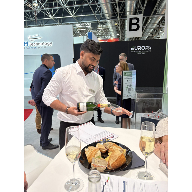 Geschäftsführer von Easy Bar and Eventservice schenkt Champagner bei einem Event ein