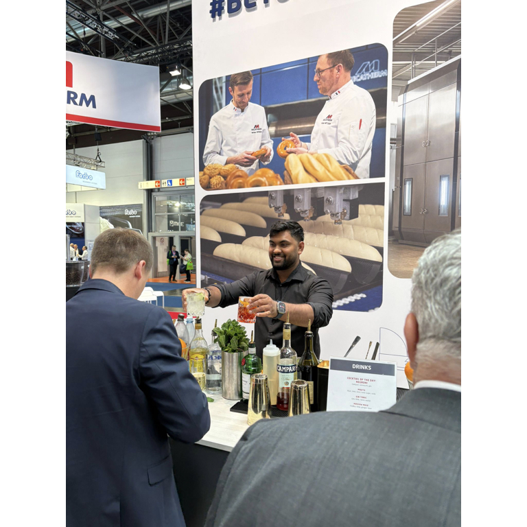 Messestand mit Barkeeper von Easy Bar and Eventservice beim Cocktailmixen für Messebesucher