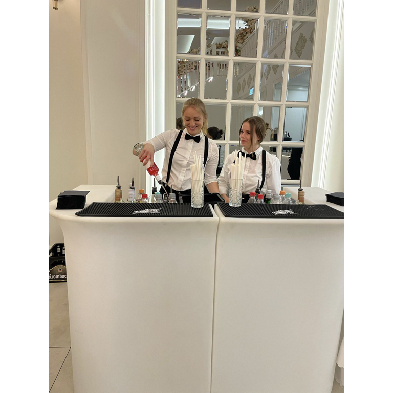 Zwei Barkeeper von Easy Bar and Eventservice mixen Drinks an einer mobilen Bar während einem Event