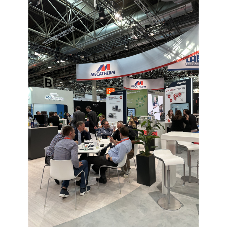 Messebesucher im Sitzbereich im Gespräch auf einem Messestand bei der Fachmesse