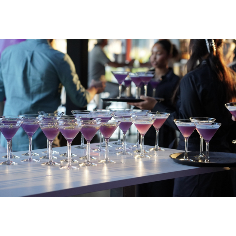 Vorgemixte Cocktails auf Tabletts werden bei einer Veranstaltung vorbereitet