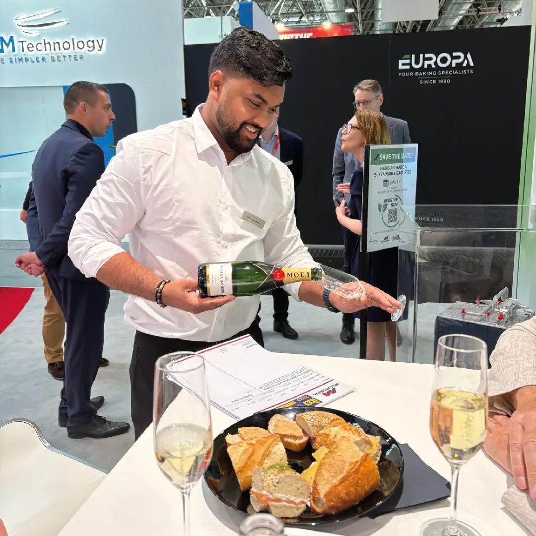 Geschäftsführer von Easy Bar and Eventservice Schenk Champagner bei einem Event ein