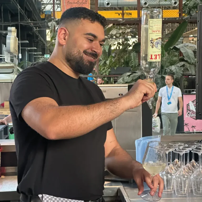 Barkeeper von Easybarservice bei einer Veranstaltung im Rhein Riff.