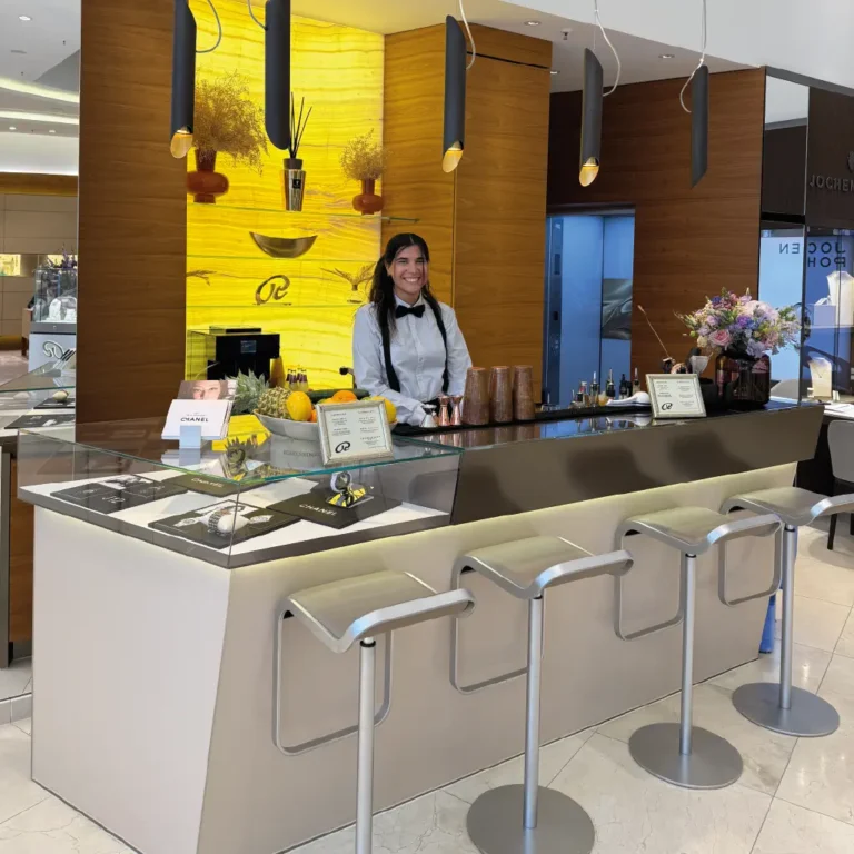 Barkeeperin von Easybarservice bei einer Veranstaltung bei Chanel.