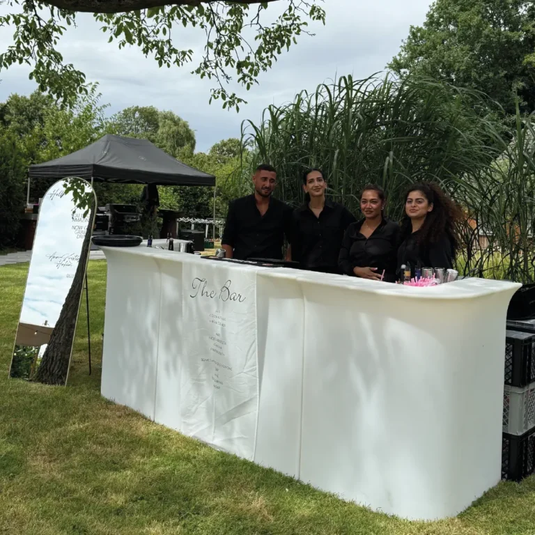 Barkeeper von Easybarservice für eine Hochzeit in einer mobilen Bar.
