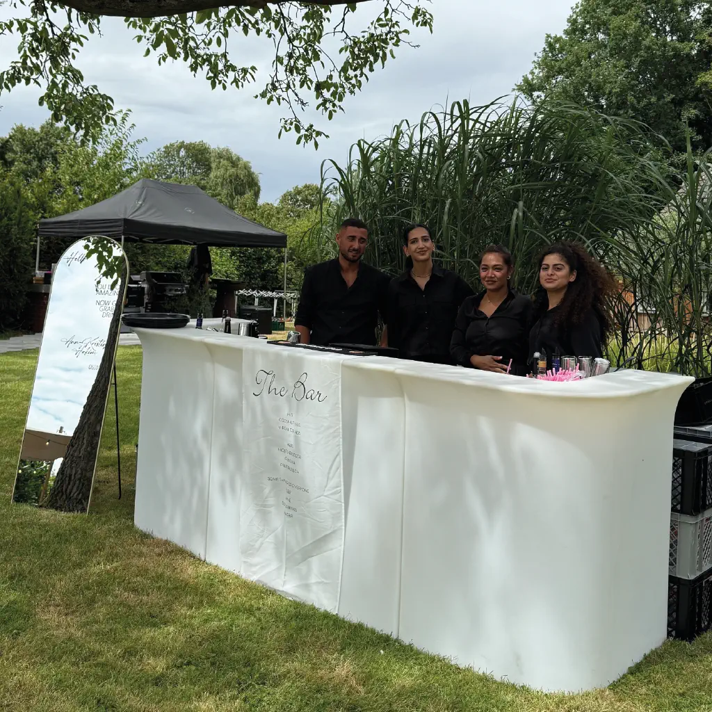 Barkeeper von Easybarservice für eine Hochzeit in einer mobilen Bar.