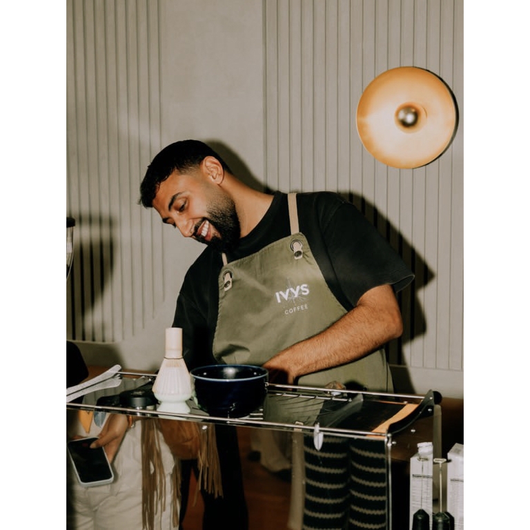 Lächelnder Barkeeper von Easybarservice beim Zubereiten von Drinks.