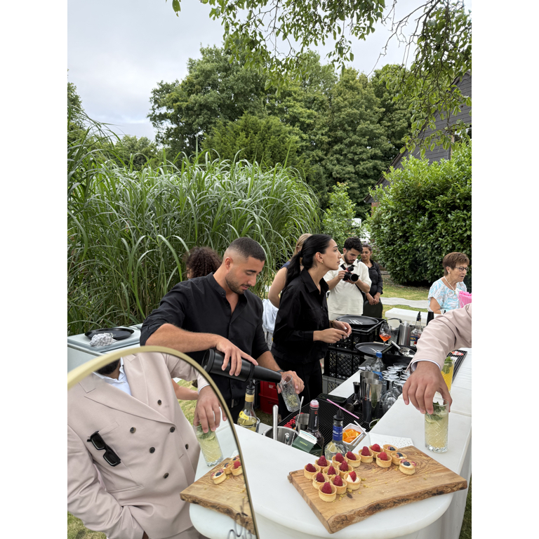 Barkeeper von Easybarservice beim Zubereiten von Drinks bei einer Hochzeit in einer mobilen Bar.